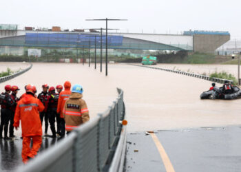 “최소 17명 고립” 오송 지하차도 배수작업 안간힘(종합)