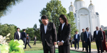 우크라 제노사이드 현장 찾은 尹