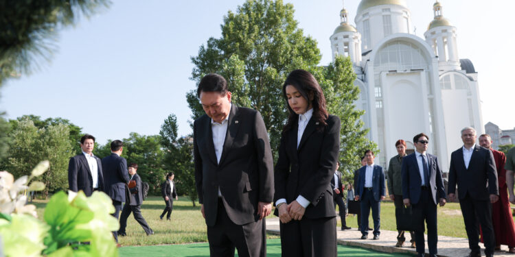 우크라 제노사이드 현장 찾은 尹