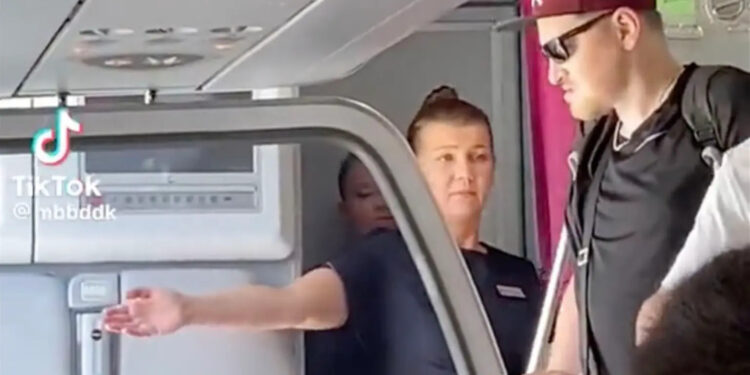 “내리세요” 전쟁서 다리 잃은 군인 쫓아낸 항공사