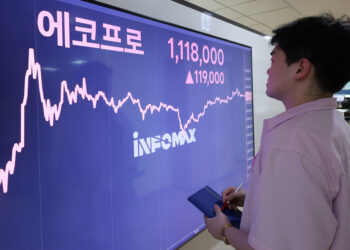 에코프로, 종가 111만원 돌파 ‘황제주’ 됐다