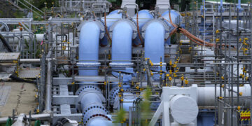 오염수 방류로 충돌한 中日…中 “일본산 수산물 전부 방사선 검사 실시”