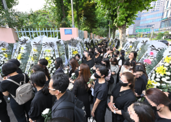 ‘극단선택 교사’ 교권 침해 의혹… 유족 측 “학부모 마찰 수사해 달라”