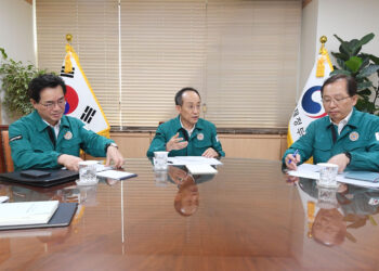 정부, 100억 투입해 값 오른 상추·시금치·닭고기 최대 30% 할인