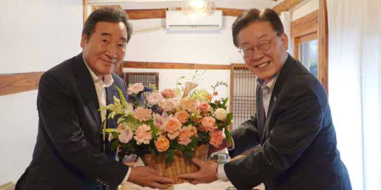 이재명 “총선 승리 위해 단합”…이낙연 “위기의식 갖고 혁신해야”