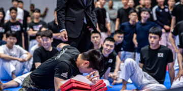 [포토] 한미동맹 70주년 태권도 대회…격파하는 장병