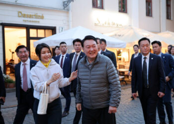 [포토] 빌뉴스 구시가지 산책하는 윤석열 대통령 부부