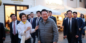 [포토] 빌뉴스 구시가지 산책하는 윤석열 대통령 부부