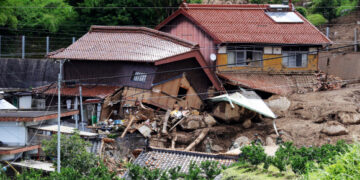 [포토] 日 물폭탄… 산사태에 무너진 주택