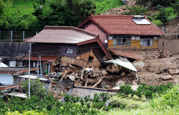 [포토] 日 물폭탄… 산사태에 무너진 주택