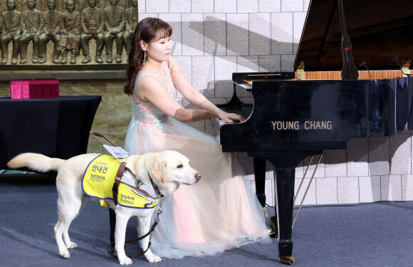 [포토] 피아노 연주하는 김예지 의원