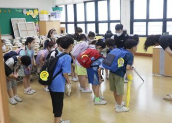 [포토] 선생님과 인사…“여름방학 했어요” | 서울신문