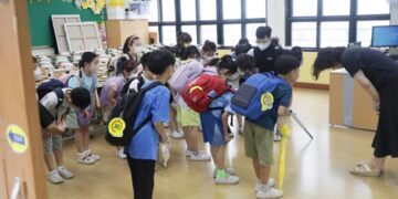 [포토] 선생님과 인사…“여름방학 했어요” | 서울신문