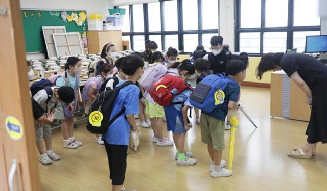 [포토] 선생님과 인사…“여름방학 했어요” | 서울신문