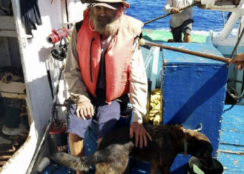 [포토] 3개월 개와 표류 후, 구조된 남성