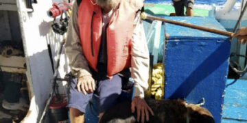 [포토] 3개월 개와 표류 후, 구조된 남성