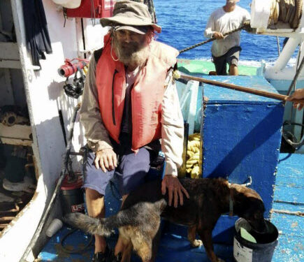 [포토] 3개월 개와 표류 후, 구조된 남성