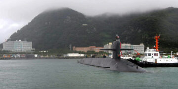 [포토] 부산에 입항한 미 핵잠수함 ‘켄터키함’