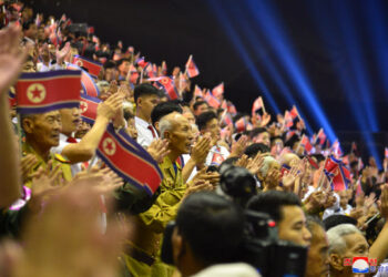 [포토] 김정은, 러 군사대표단과 함께 공연 관람