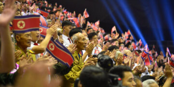 [포토] 김정은, 러 군사대표단과 함께 공연 관람