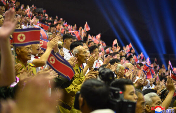 [포토] 김정은, 러 군사대표단과 함께 공연 관람