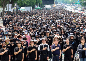 [포토] 폭염 속 검은 옷 입은 3만명의 교사들