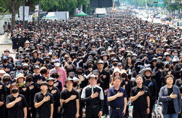 [포토] 폭염 속 검은 옷 입은 3만명의 교사들