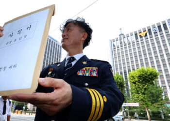 [포토] 사직서 들어 보이는 류삼영 총경