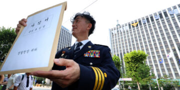 [포토] 사직서 들어 보이는 류삼영 총경