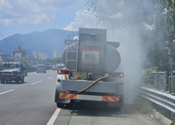 [속보] 창원 25t 탱크로리서 3시간째 황산 유출…인근학교 비상