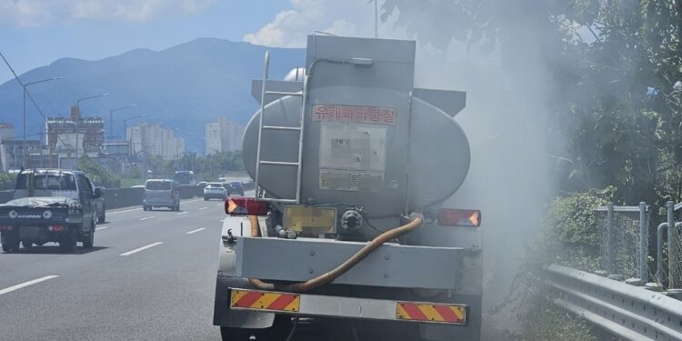 [속보] 창원 25t 탱크로리서 3시간째 황산 유출…인근학교 비상
