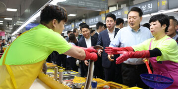 尹, 거제 전통시장서 민생 행보… “소상공인 자영업자 잘 챙기겠다”