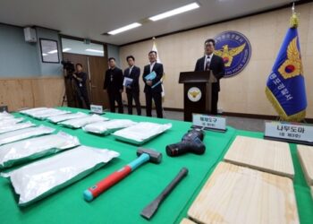 ‘마약 24㎏’ 몸에 감고 세관 통과…인천공항 직원 비호 있었다