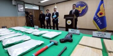 ‘마약 24㎏’ 몸에 감고 세관 통과…인천공항 직원 비호 있었다