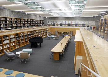 책장에 파묻혀 나를 읽다… 정원을 거닐며 나를 잊다 [박상준의 書行(서행)]