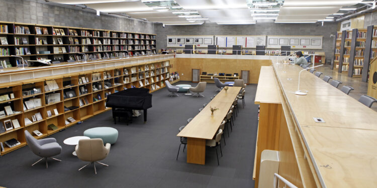 책장에 파묻혀 나를 읽다… 정원을 거닐며 나를 잊다 [박상준의 書行(서행)]