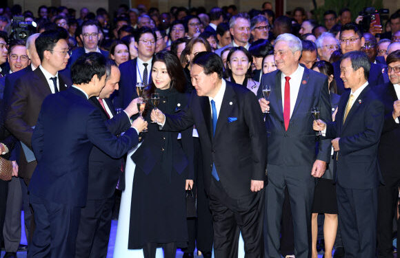 [포토] ‘국경일 리셉션서 건배’ 윤석열 대통령