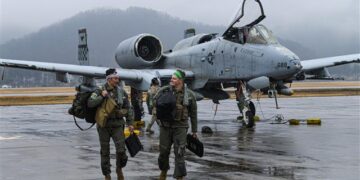 [포토] 원주기지 도착한 美 A-10 조종사들