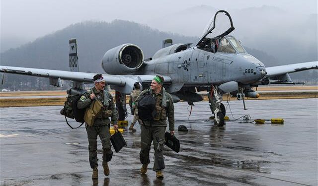 [포토] 원주기지 도착한 美 A-10 조종사들