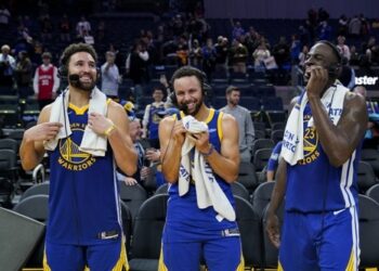 그린만 자제하면 위긴스·폴 없어도…‘커리·톰프슨 48점 합작’ GSW, 빅4 앞세운 클리퍼스 격파