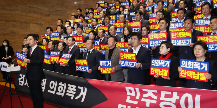 검사 2인 탄핵 가결에… 피켓 든 국힘 “민주, 막가파 탄핵당”
