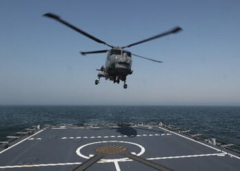 ‘해군 중령’ 연인과 짜고 중고 헬기 부품 대한항공에 넘긴 일당