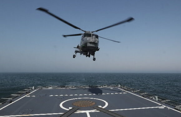 ‘해군 중령’ 연인과 짜고 중고 헬기 부품 대한항공에 넘긴 일당