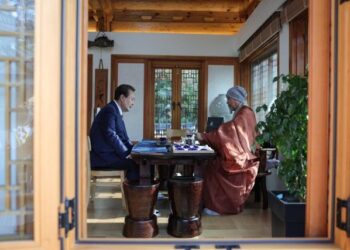 “큰 스님 오래 기억하겠습니다”…尹 부부, 자승 스님 조문