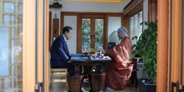 “큰 스님 오래 기억하겠습니다”…尹 부부, 자승 스님 조문