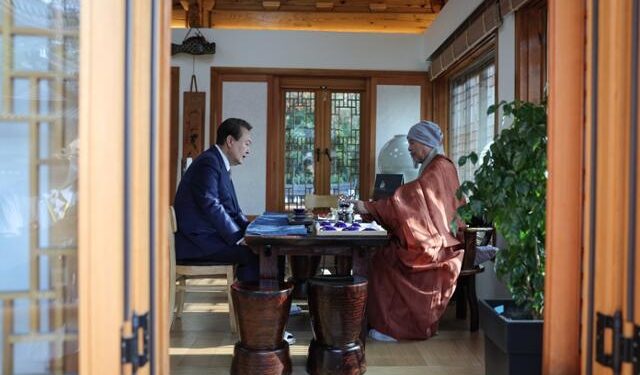 “큰 스님 오래 기억하겠습니다”…尹 부부, 자승 스님 조문