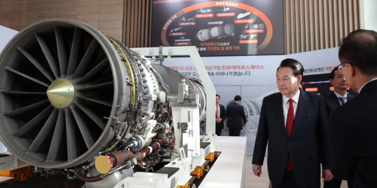 尹 “K방산은 국가전략산업… 첨단기술 접목해 우위 선점해야”