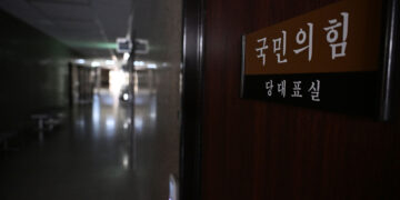 총선 앞 여당, 구심력 무너졌다