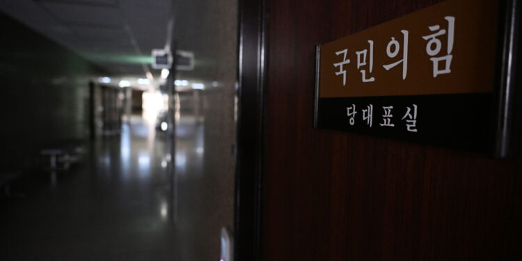 총선 앞 여당, 구심력 무너졌다