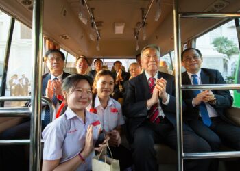 동남아에 버스 1800대 기증… ‘한류 산타’ 이중근의 기부 외교